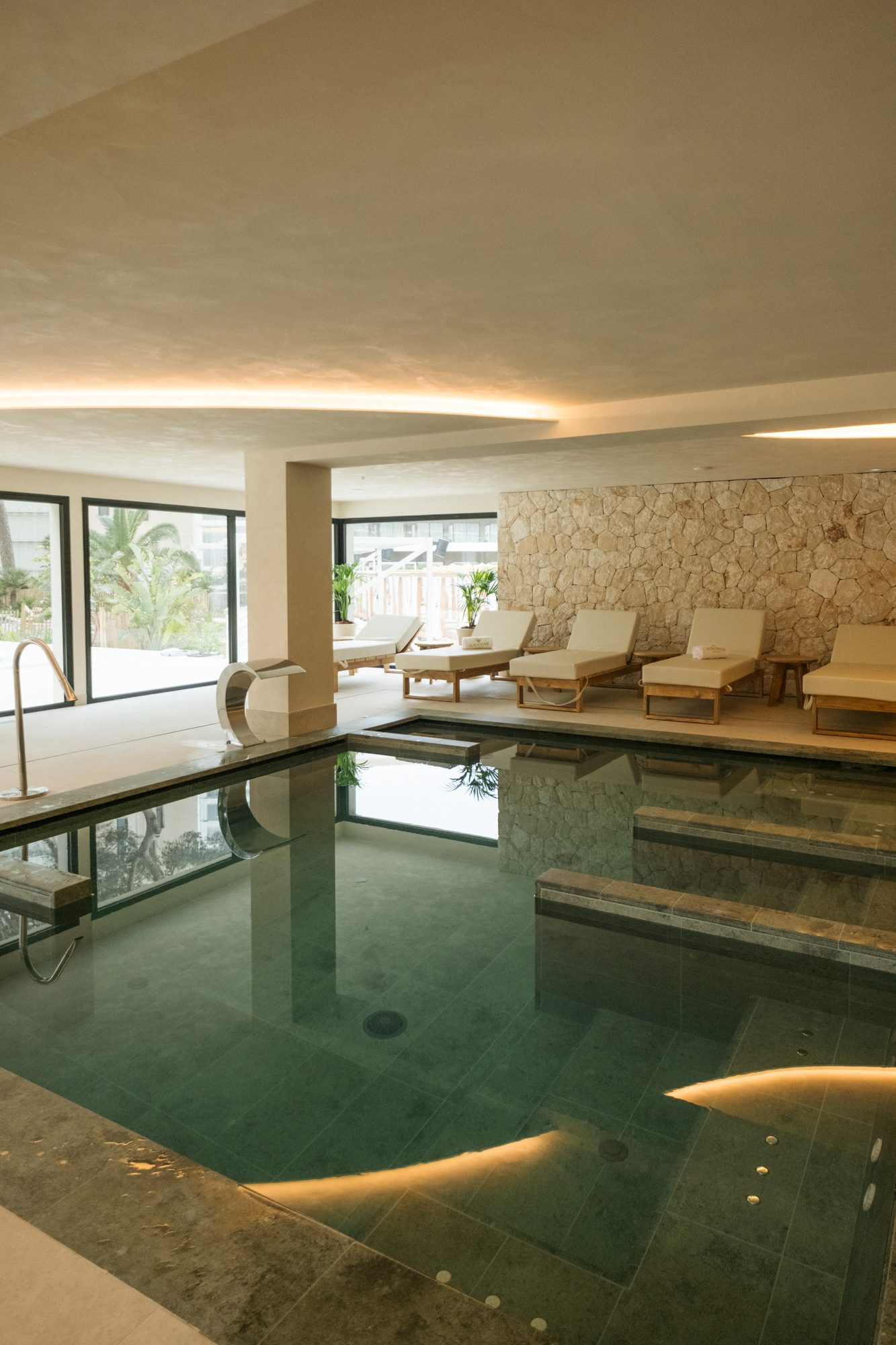 Piscina, sauna, baño de vapor e hidroterapia en primera línea de la Platja de Palma.