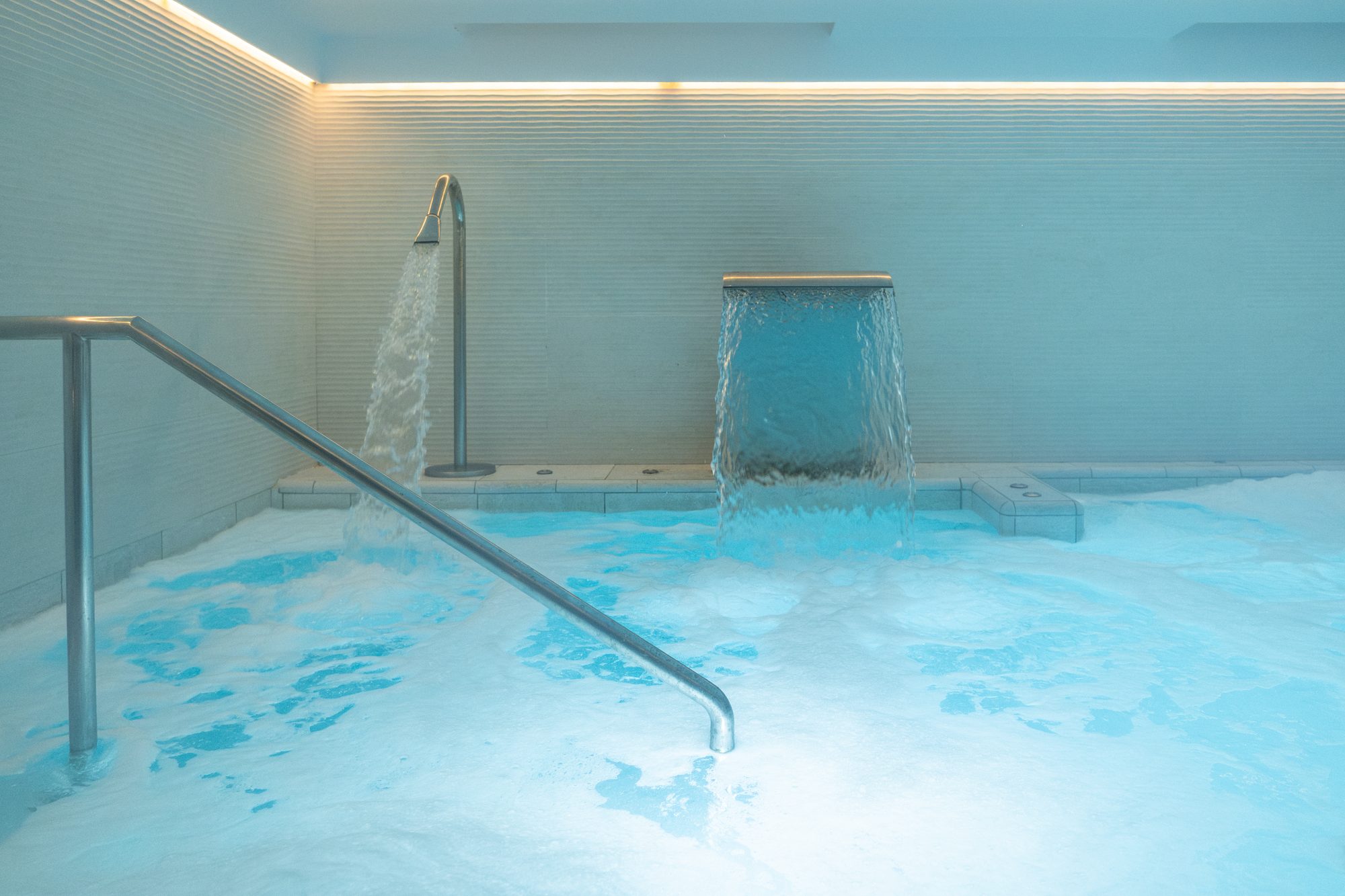 Piscina de acero inoxidable en ático y spa con hidroterapia para un hotel 5 estrellas en Palma.