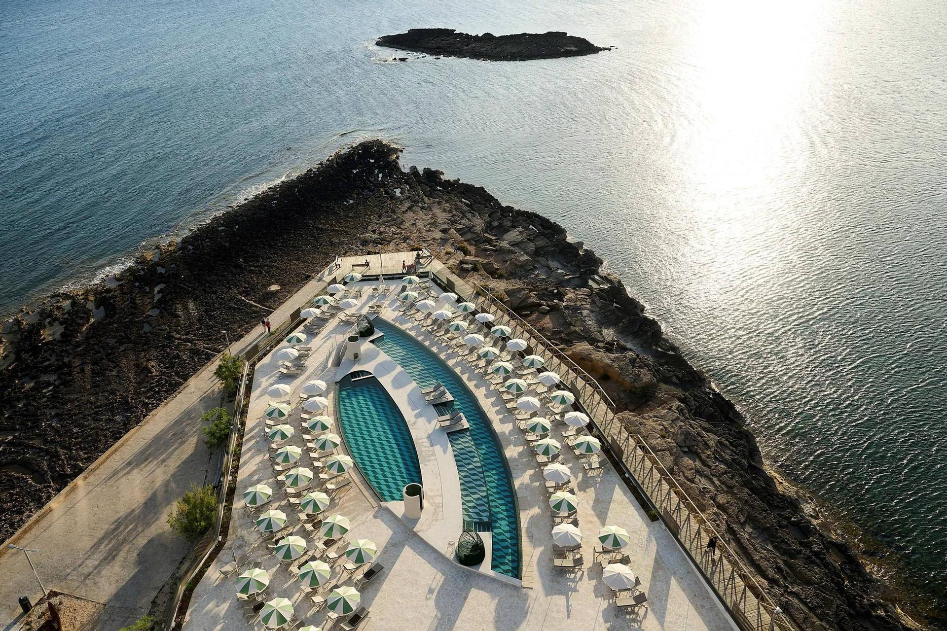 Piscina del hotel Iberostar Selection Es Trenc, sobre la costa de la Colònia de Sant Jordi (Mallorca), proyecto de Hidro Balear
