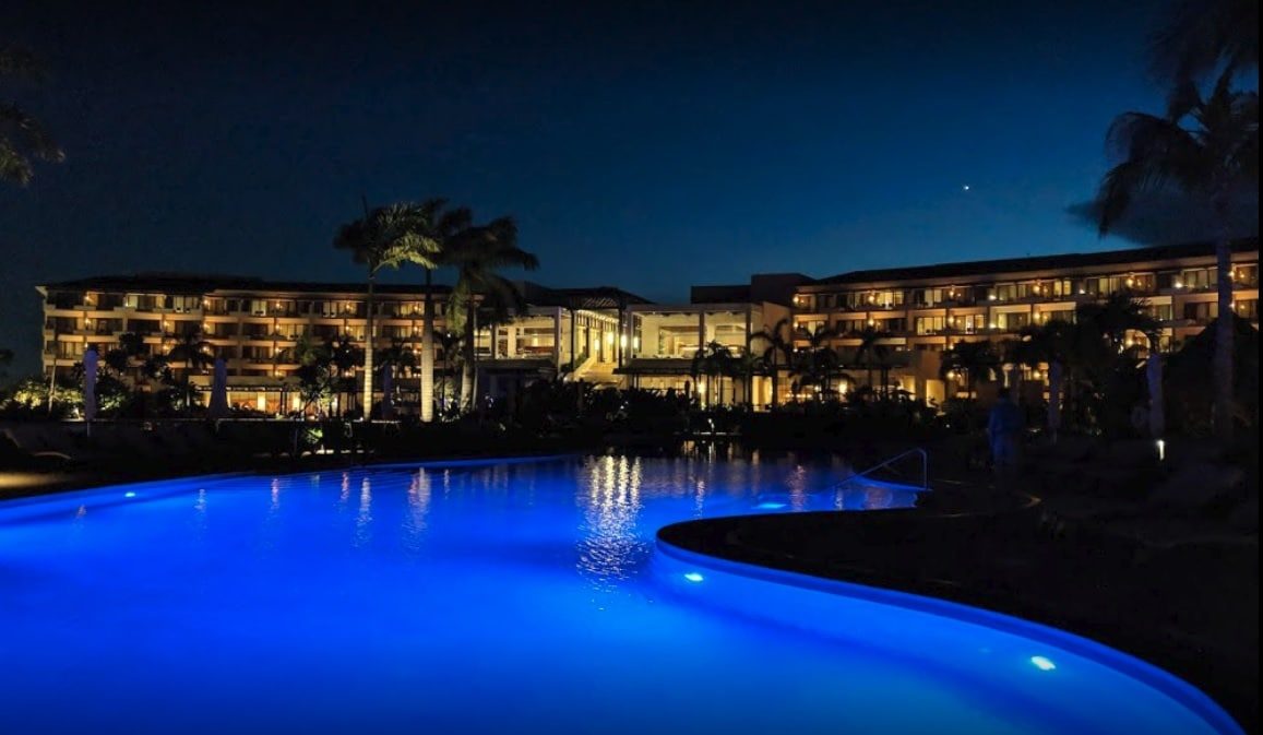 Piscina iluminada de noche con los equipos en funcionamiento — puesta en marcha de Hidro Balear
