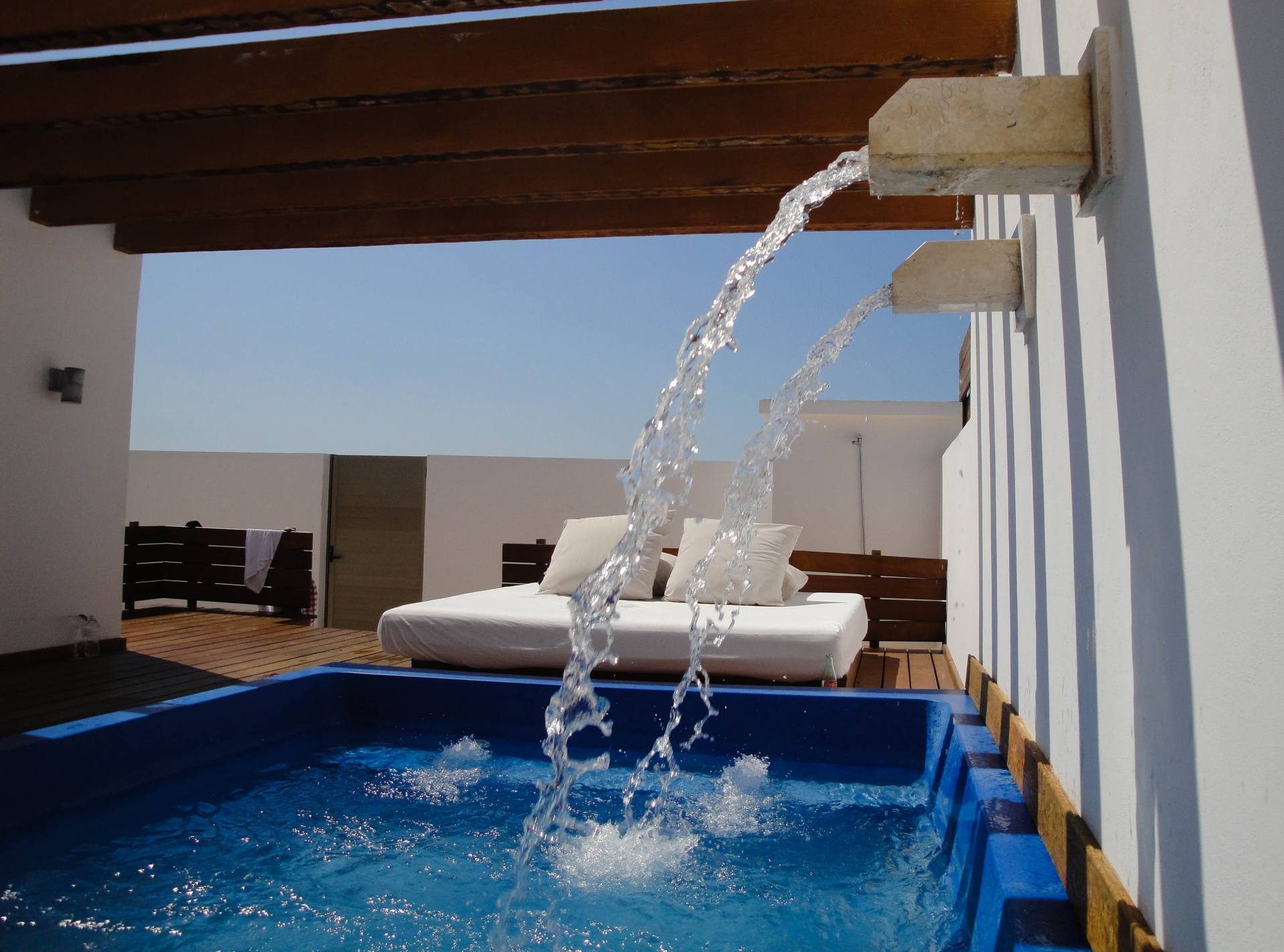 Minipiscinas privadas en las azoteas de las suites de un resort de lujo en la Riviera Cancún.