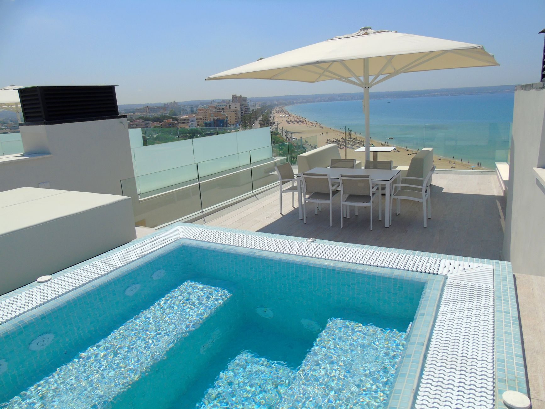 Minipiscinas y jacuzzis privados en las suites de un aparthotel frente a la playa, en la Platja de Palma.