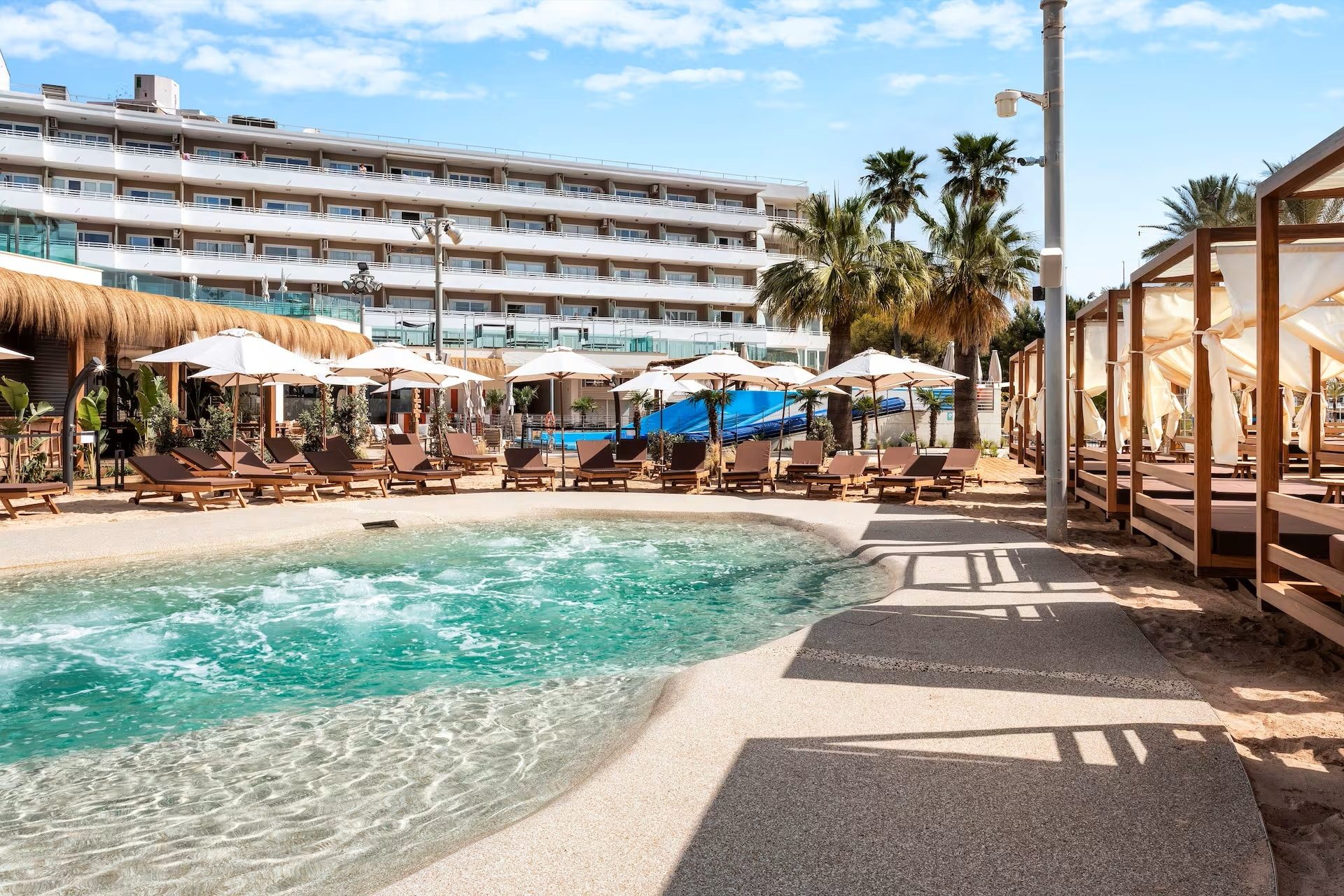 Piscina de arena Biodesign con entrada tipo playa, construida por Hidro Balear en Mallorca