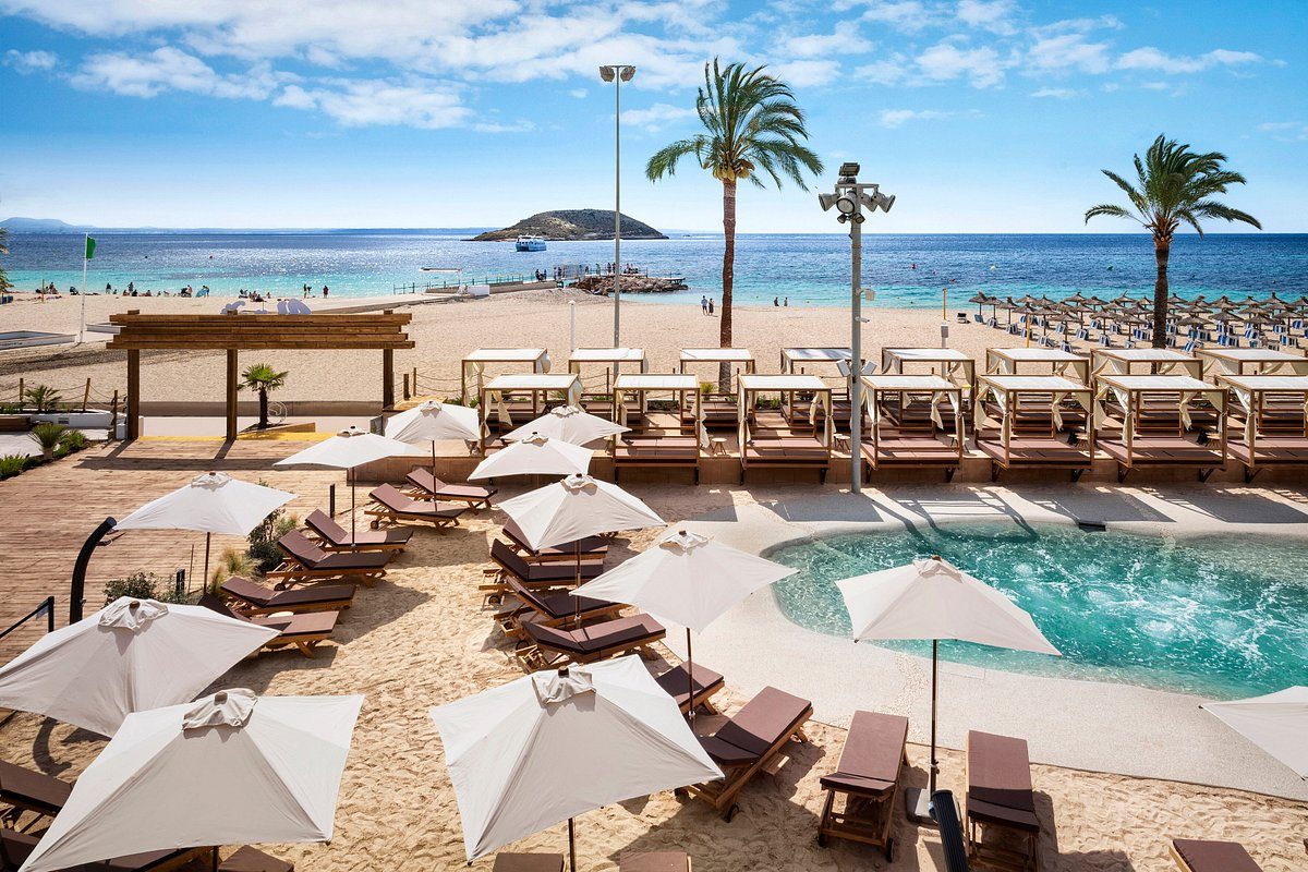 Piscina de arena Biodesign frente a la playa de Magaluf, en el Sol Wave House, obra de Hidro Balear