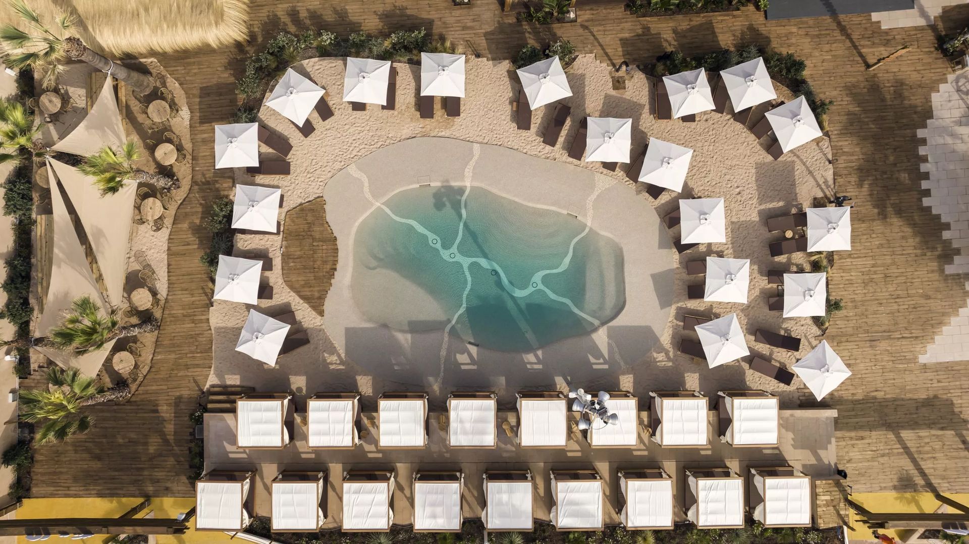 Vista cenital de la piscina de arena del Meliá Sol Wave House, en Magaluf (Mallorca), construida por Hidro Balear