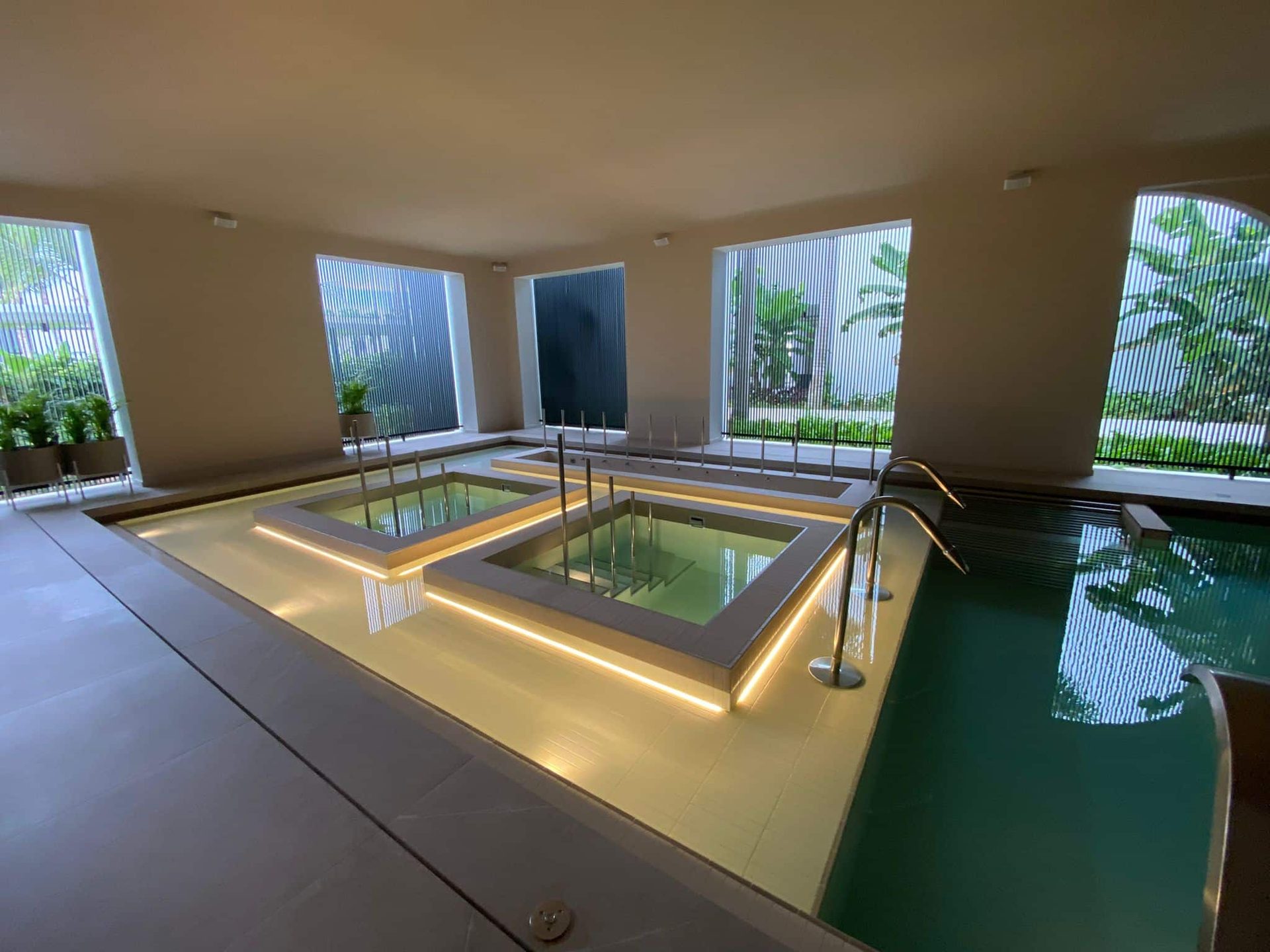 Piscina de hidroterapia, sauna y baño turco en el ONE Spa del Finest Punta Cana, con ingeniería propia en el Caribe.