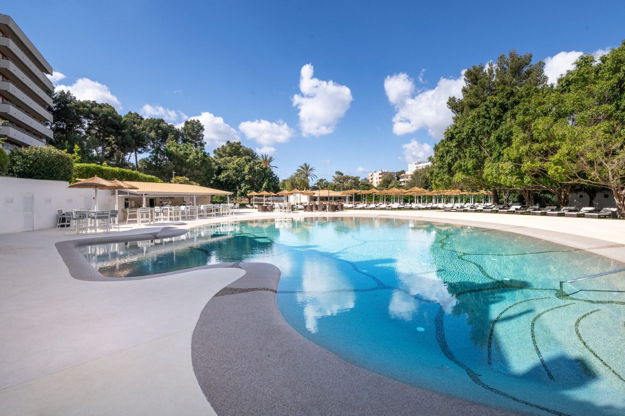 Piscina laguna del hotel Salles Marina Portals, en Portals Nous (Mallorca), proyecto de Hidro Balear