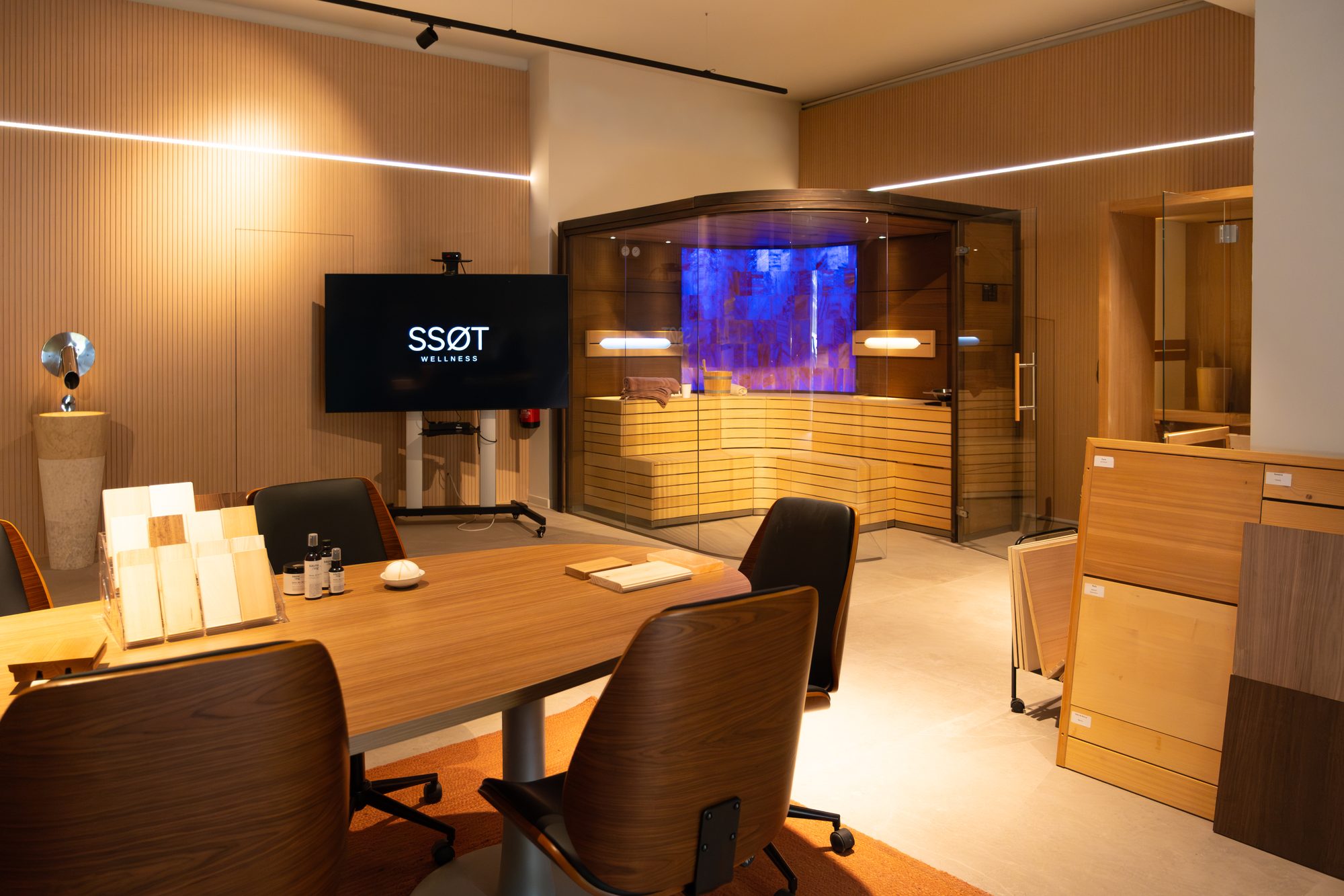 Hidro Balear store exhibition in Palma: advice area with saunas and equipment