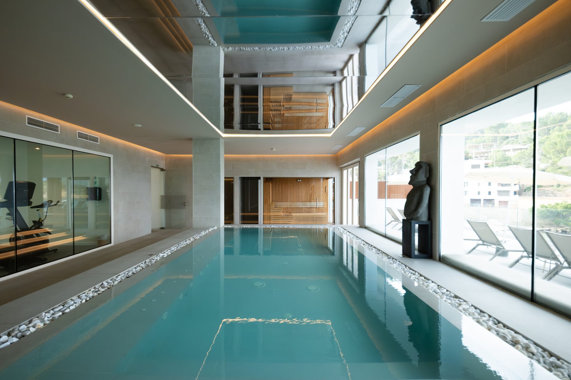 Bañarse todo el año frente a Sa Dragonera: piscina interior climatizada y sauna finlandesa abiertas al mar.