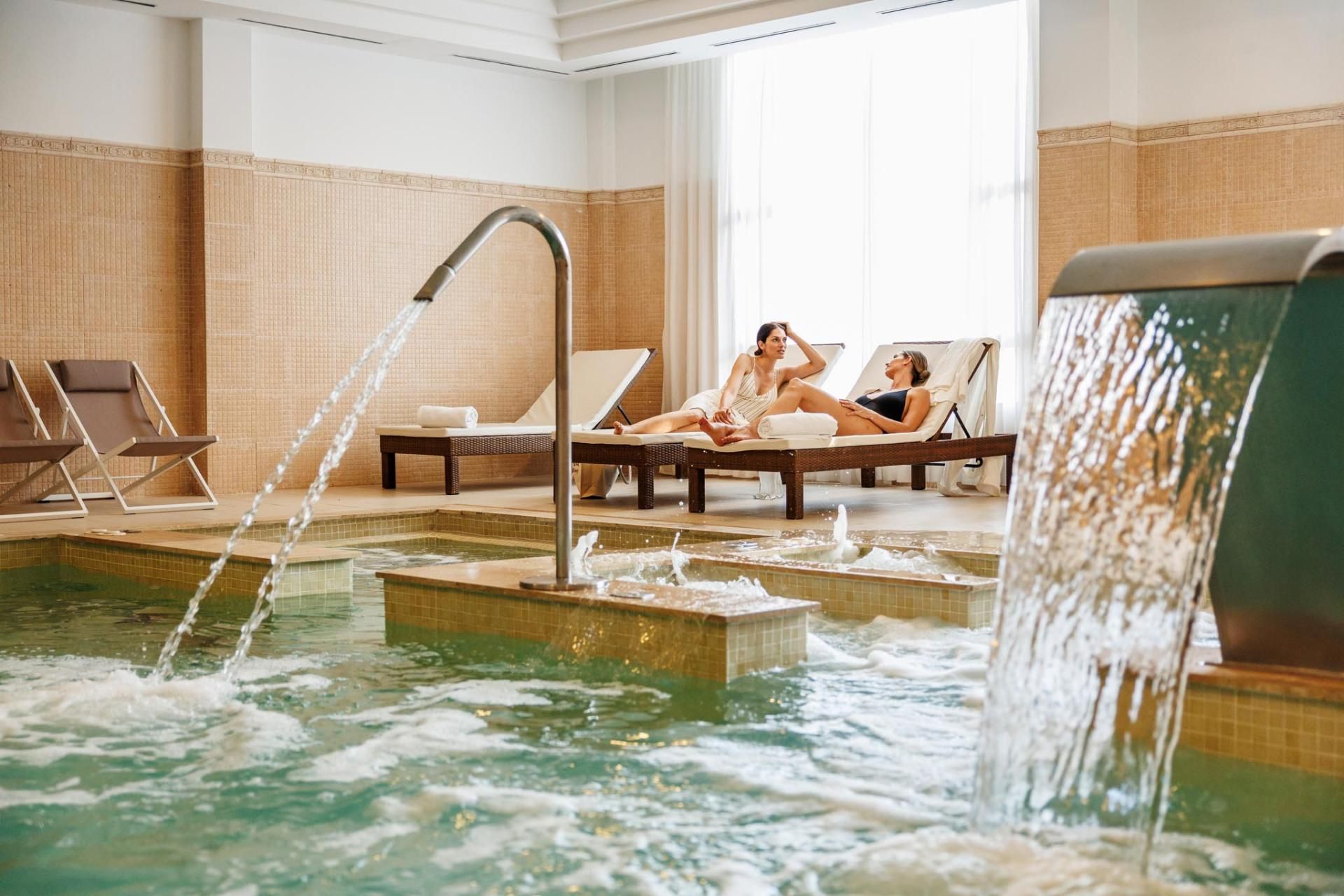 Piscina de hidroterapia con cascada y cuello de cisne en el spa del hotel Viva Sunrise