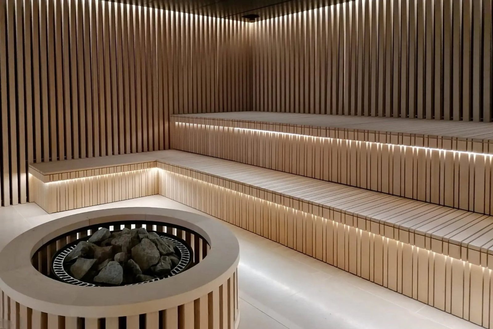 Sauna finlandesa en Mallorca con estufa central de piedras y bancos escalonados de madera