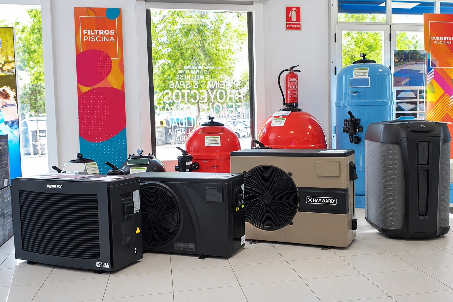 Tienda de Hidro Balear en Palma: bombas de calor, filtros y equipos para piscinas en exposición